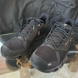 On cloud weatherproof Black women’s size 8 running shoes